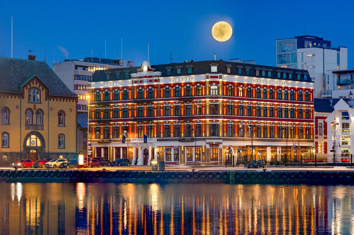 Hotel Victoria vom Hafenbecken bei Abenddämmerung gesehen