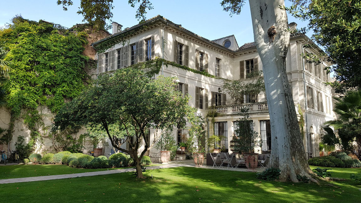 Blick auf Garten und La Divine Comedie in Avignon.