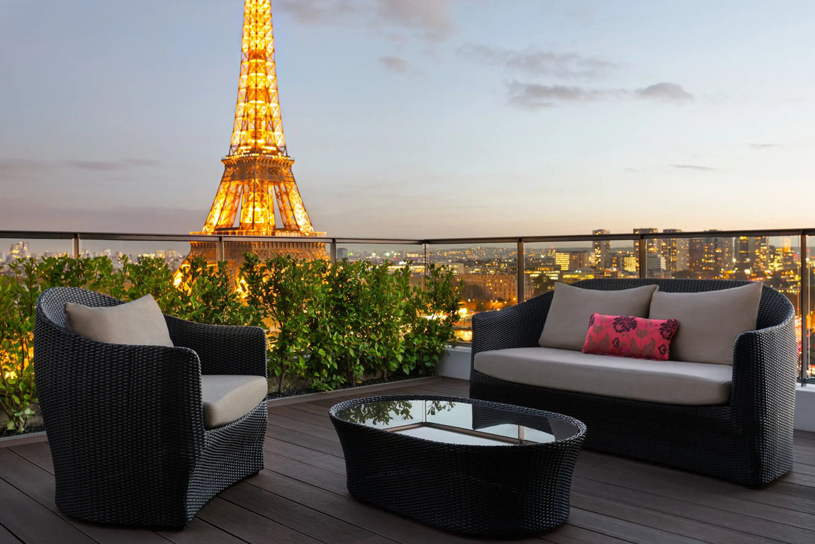 Blick von einer Terrasse des Shangri-La Hotels auf den Eiffelturm bei Dämmerung