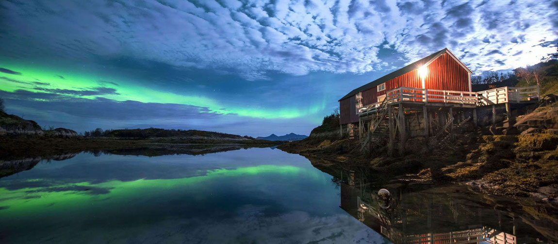 Villa Haugen bei Polarlicht am Meer