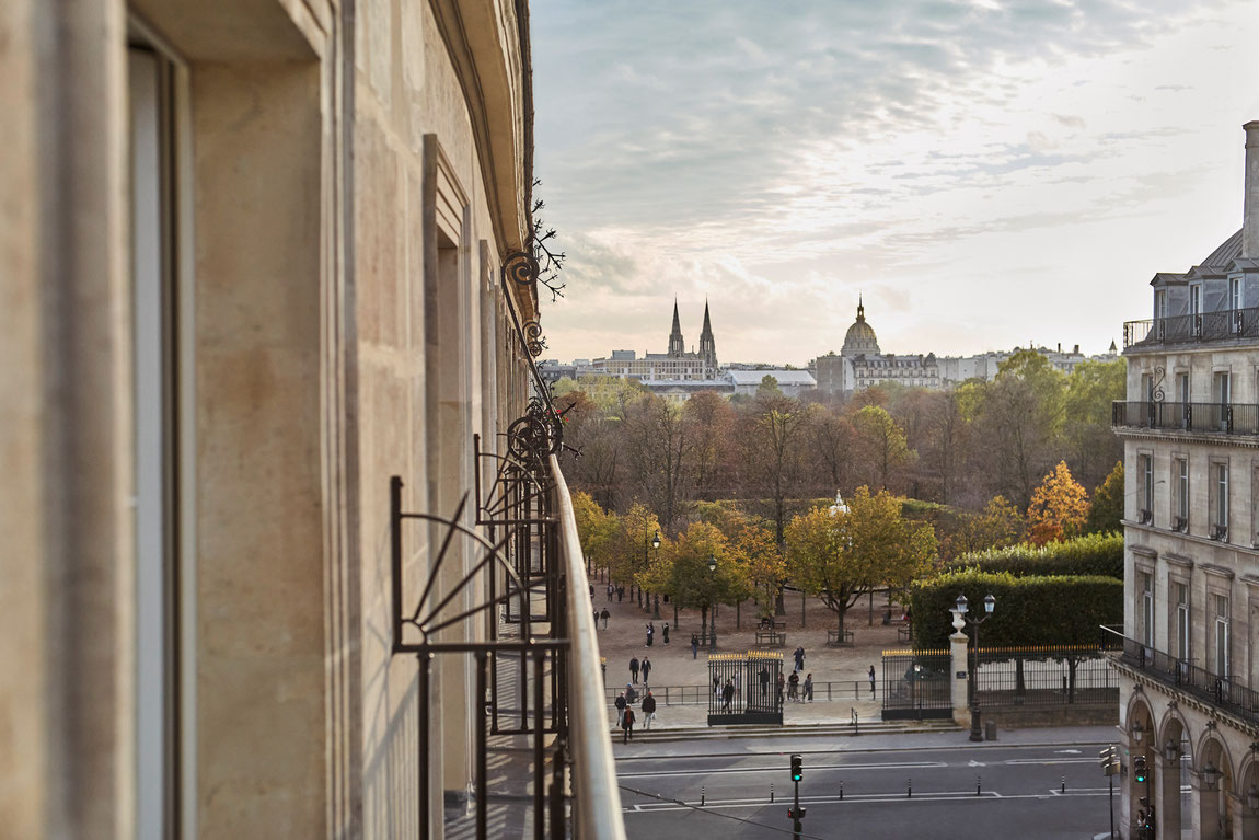 Blick von einem Balkon des Hotels Maison Barriere Vendome auf die Tuillerien