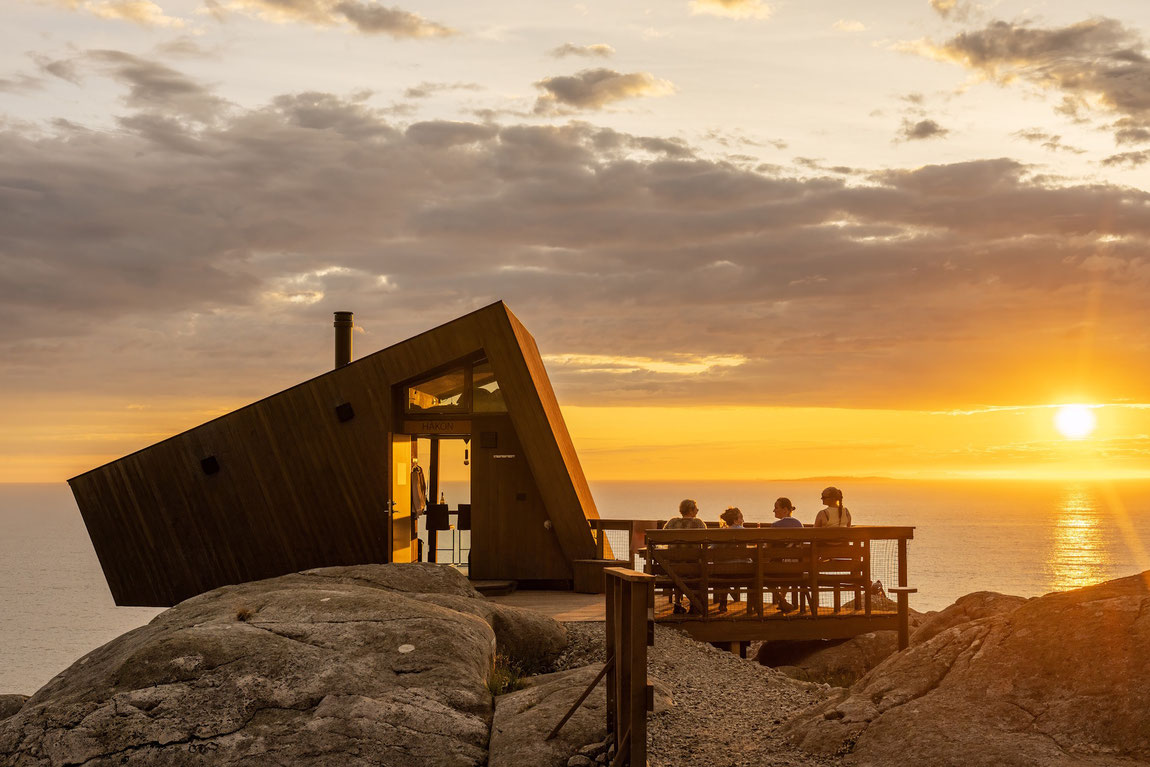 Panorama Hütte hoch auf den Felsen bei Sonnenuntergang
