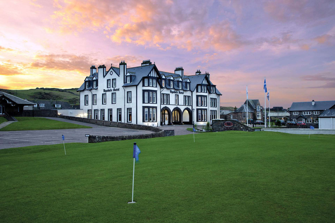 Hotelansicht Ugadale Hotel von aussen bei Sonnenuntergang