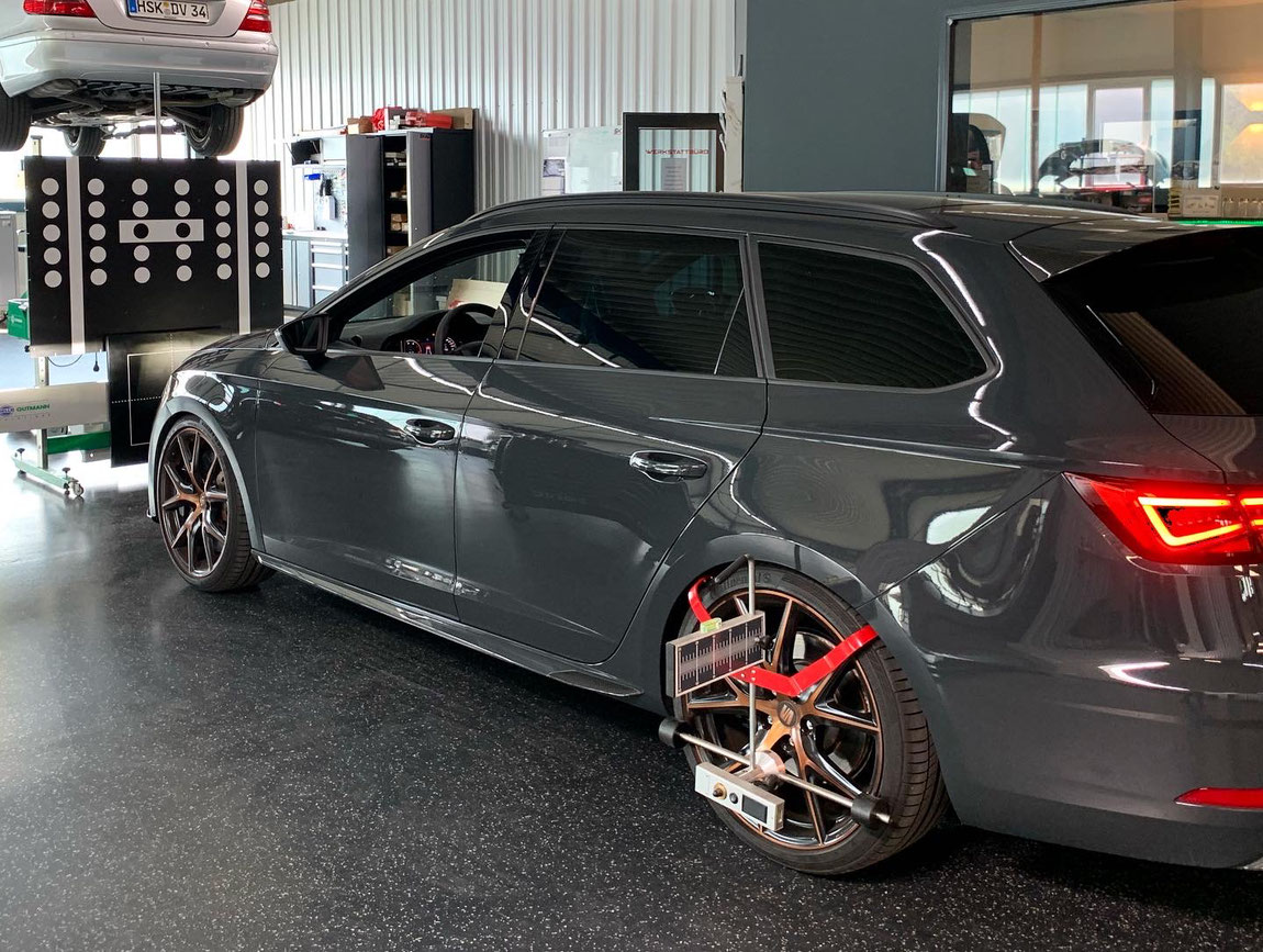 Seat Leon Cupra ST mit KW Fahrwerk DDC Plug & Play Fahrwerk bei der Radarkalibrierung