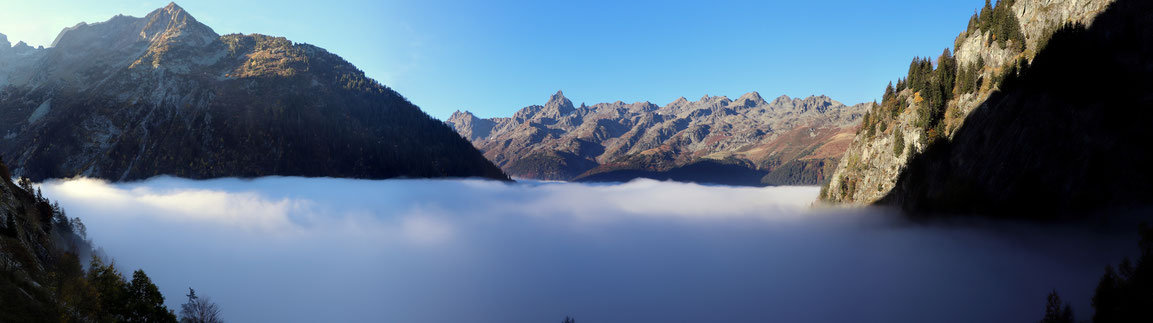 Au bout de 30 minutes de marche, nous voici au dessus d'une superbe mer de nuages qui bouche la Vallée de l'Eau d'Olle