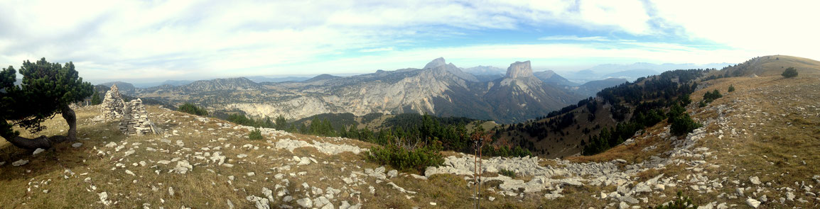 Panoramique depuis la Tête Chevalière, Plateaux du Vercors, Grand Veymont, Mont Aiguille et Grenoble à droite