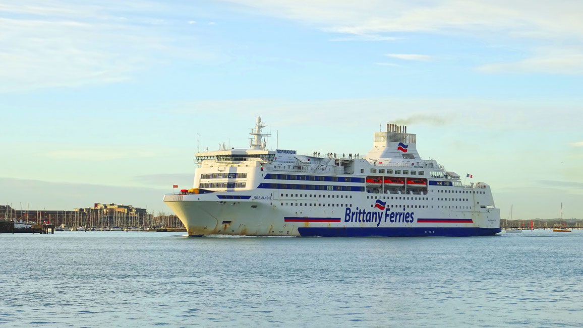 M/V Normandie de Brittany Ferries quittant Portsmouth en direction de Ouistreham. À compter du 8 juillet 2019, Normandie devrait être réaffecté à la ligne Le Havre - Portsmouth.