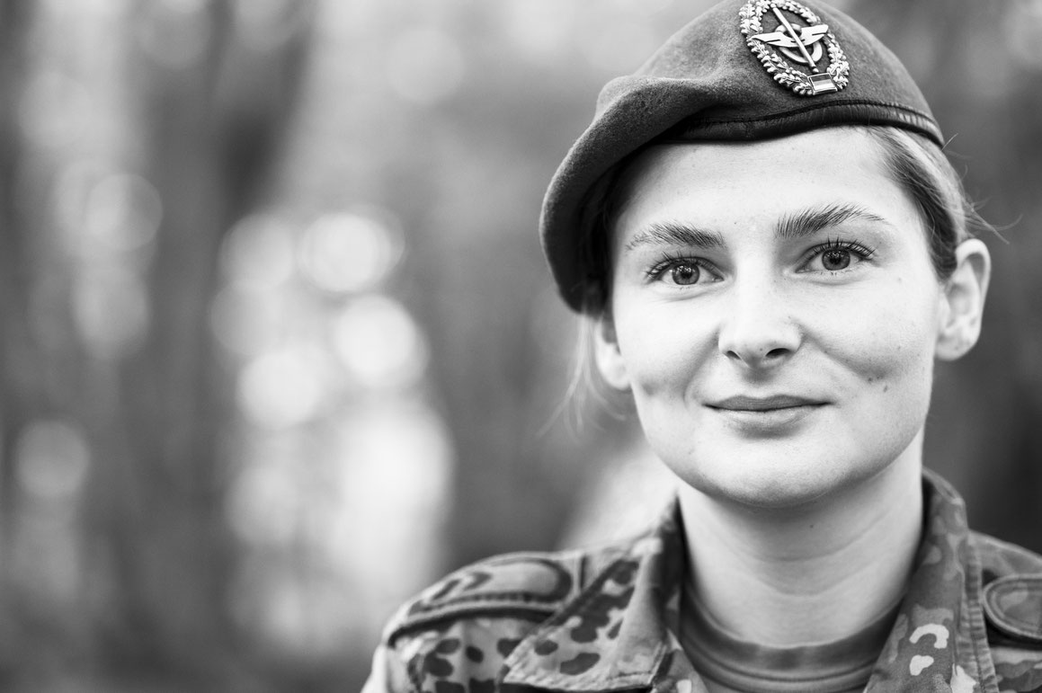 Soldat Nina Tholi beim Fotoshooting "Gesichter des Lebens"