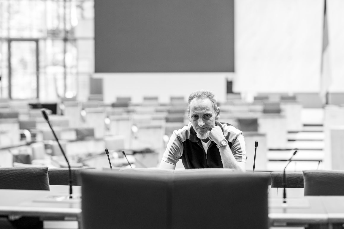 Veteran Christophe Böckling im Plenarsaal des Bundestages beim Fotoshooting "Gesichter des Lebens"