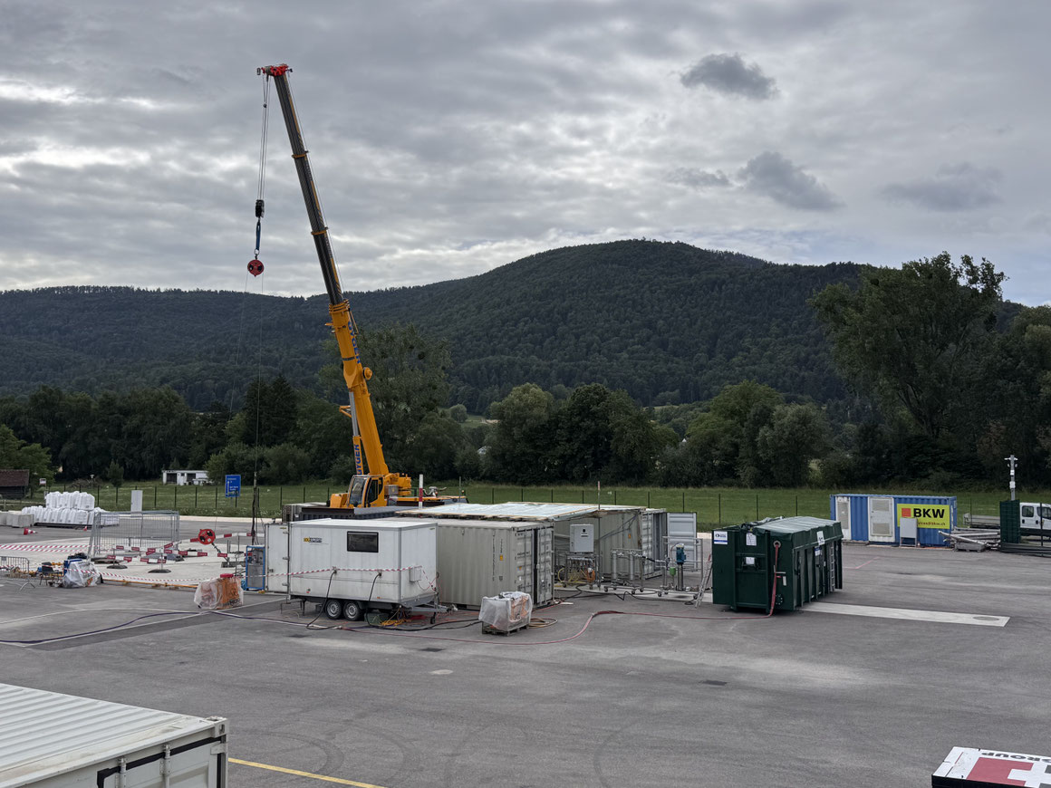 Anlage für die Teststimulation in der Bohrung GVL-1 auf dem Bohrplatz in Haute-Sorne. Bild: Geo-Energie Suisse AG