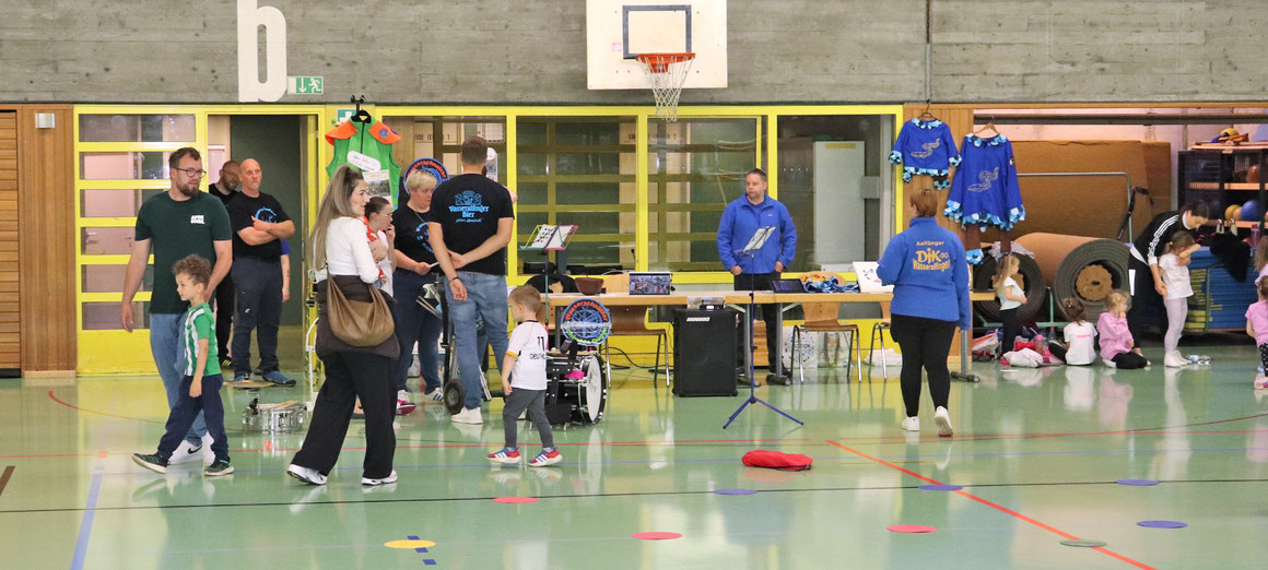 Präsentation der Abteilung Guggenmusik und der Maskengruppe Aalfänger mit interessierten Besuchern | has-shadow