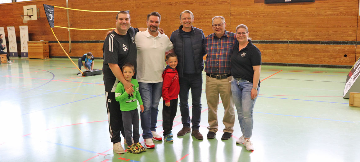 Ehrengast Andreas „Andi“ Beck und Initiator Bruno Grundler bei der Begrüßunug durch die Vorstände. | has-shadow