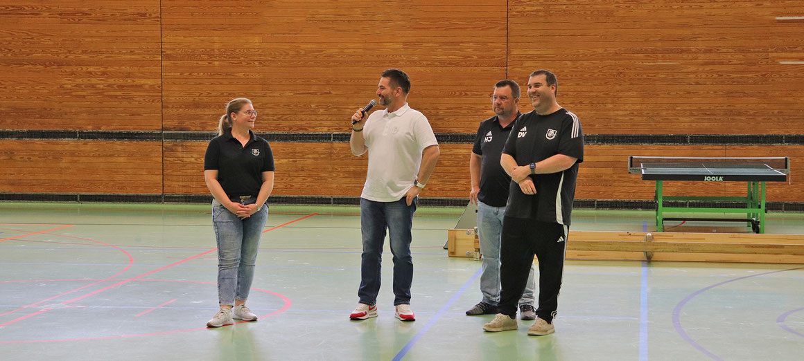 Der 1. Vorsitzende Stefan Bilger begrüßt die Abteilungen und Vereinsmitglieder, die Gäste und seine Vorstandskollegen, Regina Röhlich, Holger Jaschitschek und Daniel Vollmer. | has-shadow