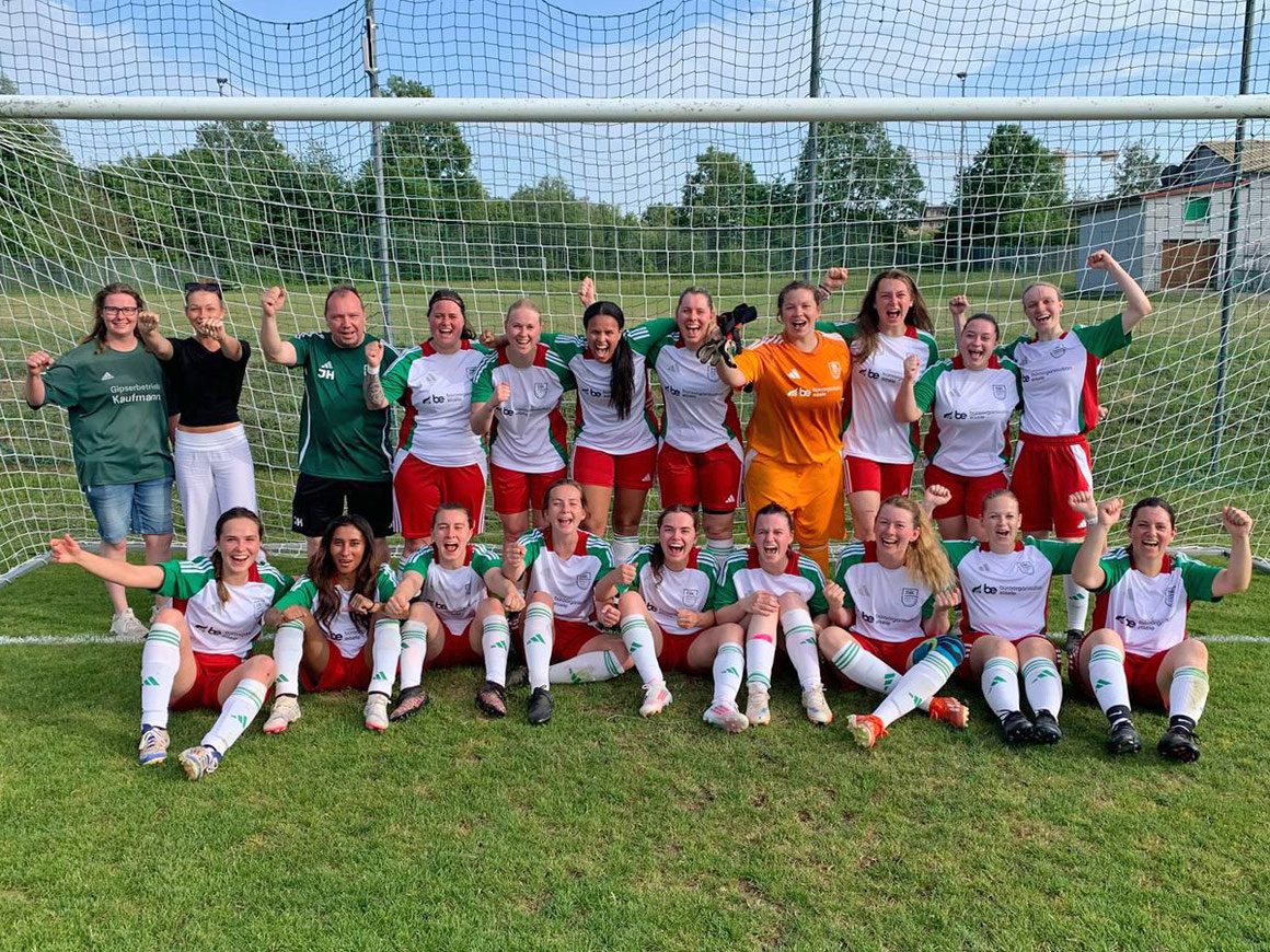 Meisterbild der Frauenmannschaft der Spiel­gemeinschaft DJK-SV Wasseralfingen / TV Neuler | has-shadow