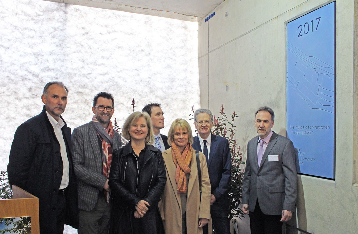 v. l. n. r.: Martin Rieger (a|sh architekten), ustizminister des Saarlandes Reinhold Jost, Eva Rusch (icon-design), Stefan Thielen (MdL), Christiane Blatt (MdL), Ingwardt Tauchert (Justizministerium) und Dr. Aloysius Annen (Chefarzt der Klinik)