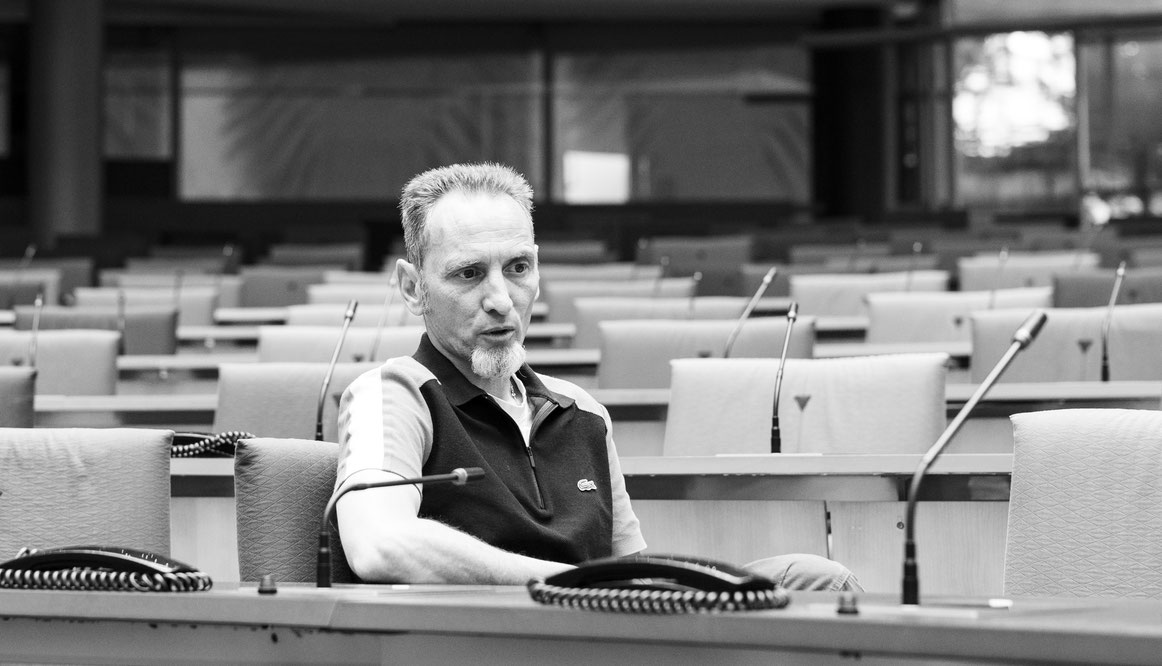 Veteran Christophe Böckling im Plenarsaal des Bundestages beim Fotoshooting "Gesichter des Lebens"