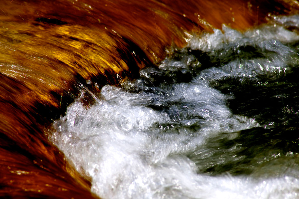 ISAR. Molekulare Verdichtung einer gefährlichen Liebschaft.  7 großformatige Werke über das FLIMMERN, DONNERN und GROLLEN der Isar.  Text:  Die Isar molekular auflösen. Ihr Wesen im Innern erlebbar machen. Das ist die Absicht des Werkes. Das zarte Flimmer