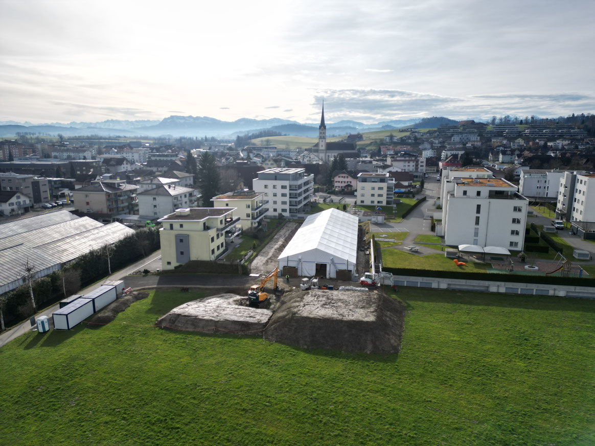 Das Grabungszelt im Wohnquartier an der Schötzer Unterdorfstrasse. (Bild Kantonsarchäologie Luzern)