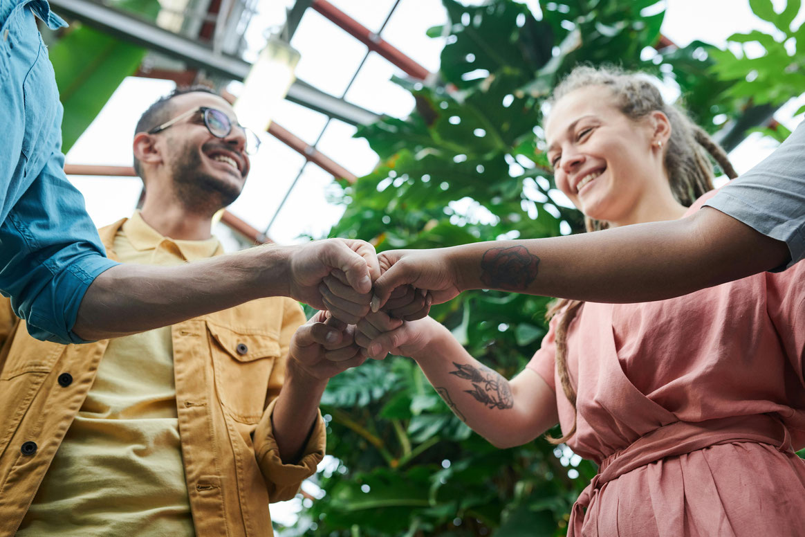 Damit Schulen zielgerichtet gegen Diskriminierungen vorgehen können, muss das Schulteam zusammenhalten. (Bild: Pexels /fauxels)