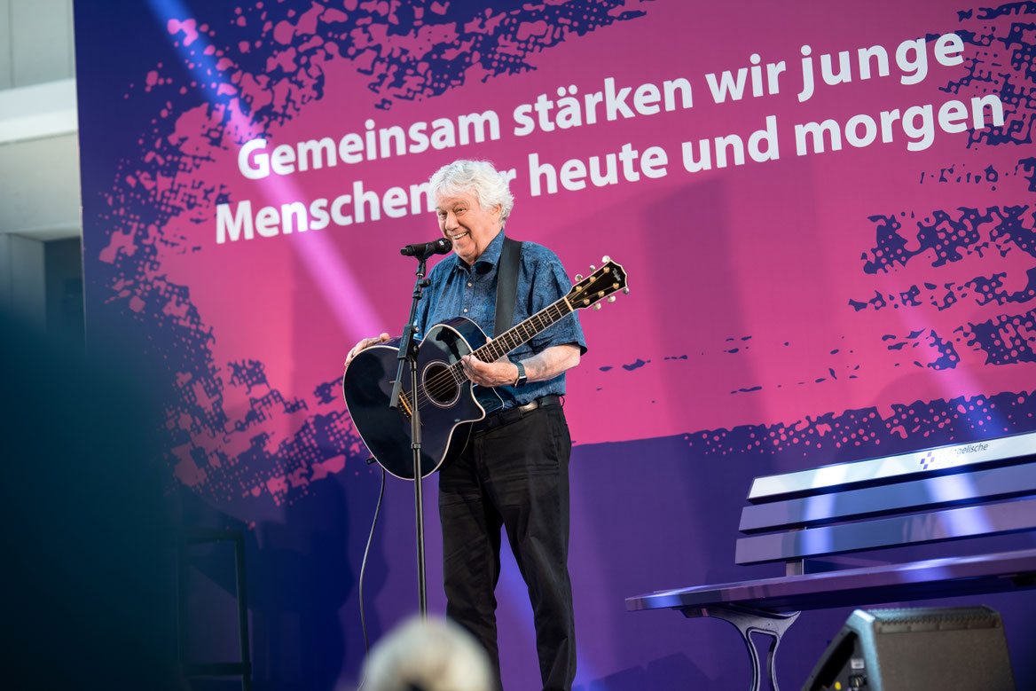 Der Musiker Rolf Zuckowski gibt für EB-Mitarbeitende und ihre Familien ein Konzert in den Räumlichkeiten der Evangelischen Bank in Kassel. (c) Sascha Mannel