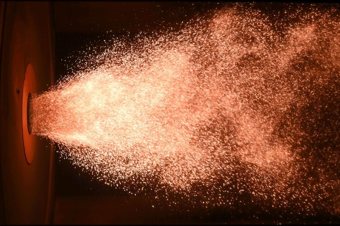 Eisenstaubflamme im Labormaßstab. Aufnahme aus Darstellungsgründen um 90 Grad gedreht. (Janik Hebel, TU Darmstadt)