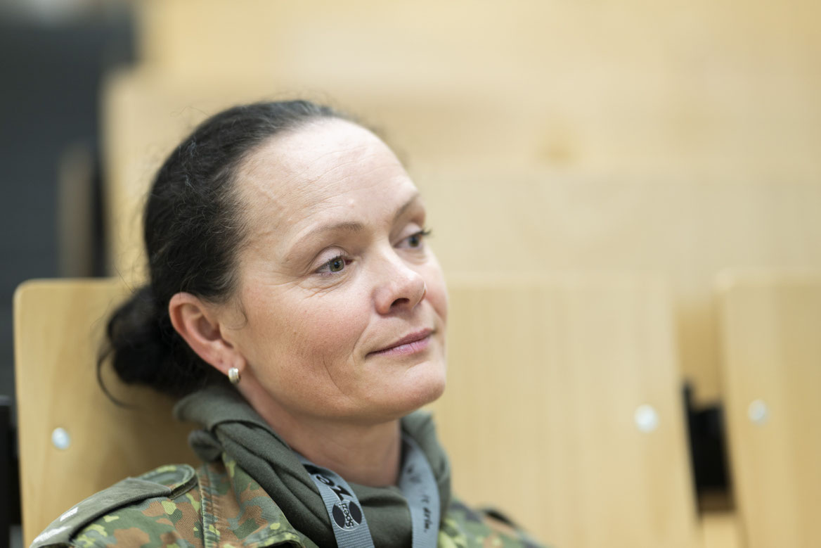 Zu spüren das Veränderung möglich ist ... gemeinsam als Frauen der Bundeswehr, Claudia in einem ruhigen Moment.
