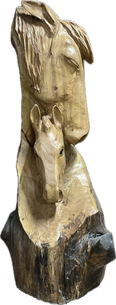 Beeindruckende Kettensägen-Bank Jagdbank mit einem detaillierten Hirsch und einem detaillie Fuchs von Jessica Hilleke, geschnitzt aus Holz. Stunning chainsaw carving of an bench sculpture with Elk and Foxby Jessica Hilleke, hand-carved wood art