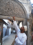 Farid erklärt die Zanzibar-Türen
