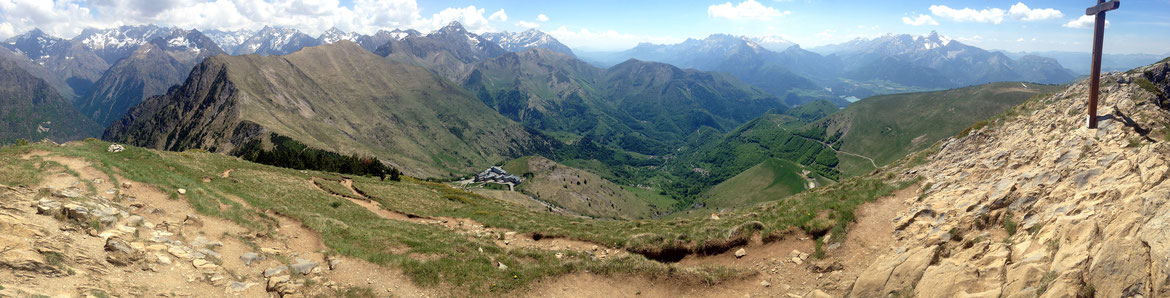 Panoramique depuis le sommet du Gargas sur la Roche de la Muzelle (3465 m), l'Olan, le Pic de Bure et le Mont Obiou avec N-D de la Salette en contre-bas