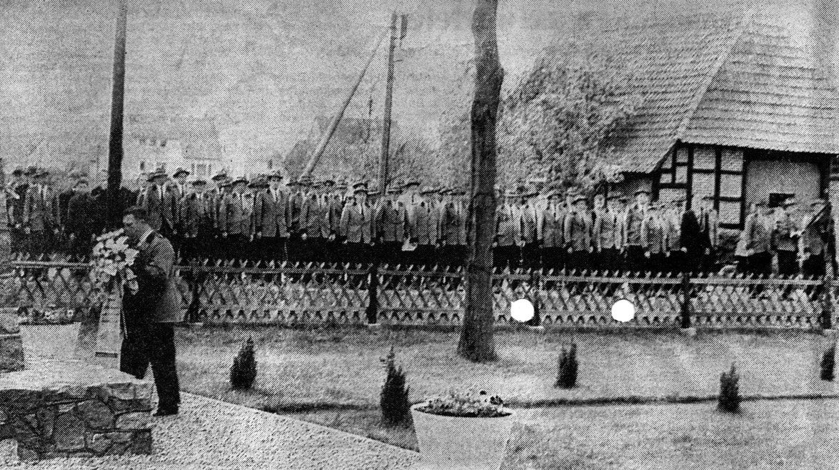 Foto: Kreiszeitung/Kranzniederlegung am Ehrenmal - Übrigens das Fachwerkhaus im Hintergrund ist das Geburtshaus von Dora Ratjen