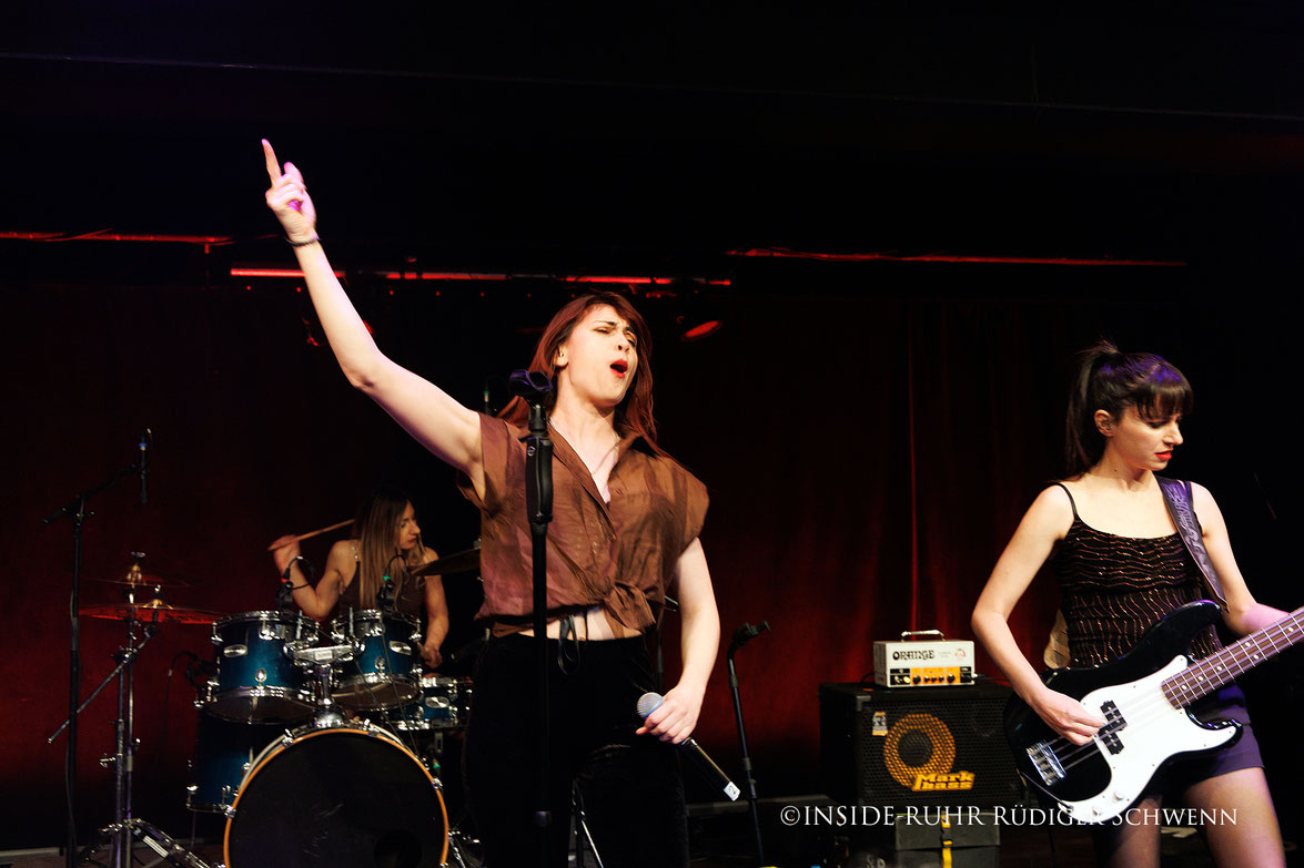 Strange Kind of Women live in der KAUE Gelsenkirchen – Frontfrau Victoria Moro in voller Energie, unterstützt von Paola Zadra am Bass und Chiara Cotugno am Schlagzeug. Ein Abend, der Deep‑Purple‑Feeling pur zurückbrachte.