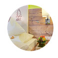 rundes Foto mit Bett und Blumen in Hotel