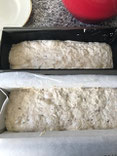 Teig in mit Backfolie ausgelegter Cakeform