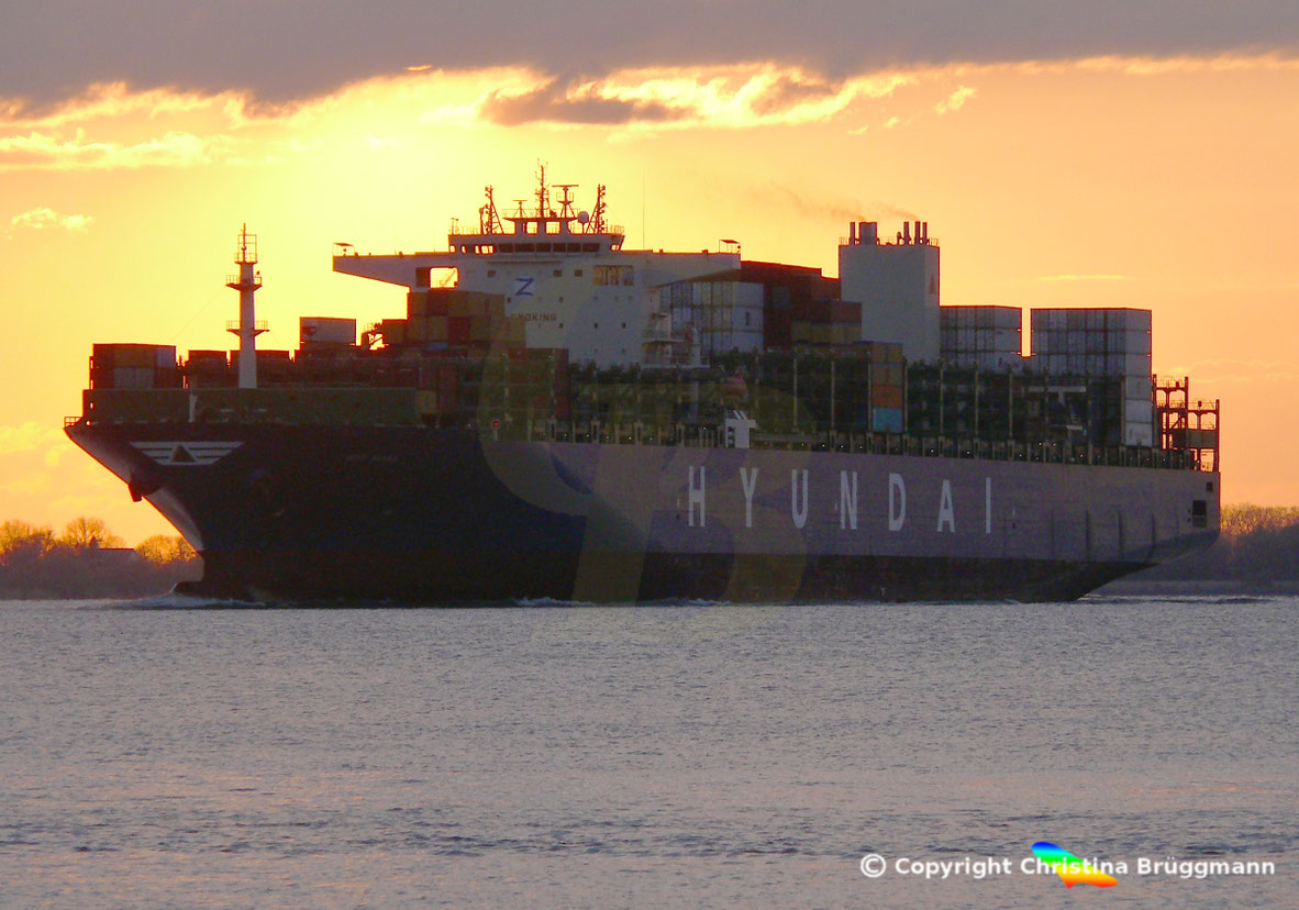 Die MSC MARS besucht erstmals Hamburg. Bei Sonnenuntergang passierte das Schiff die Elbe