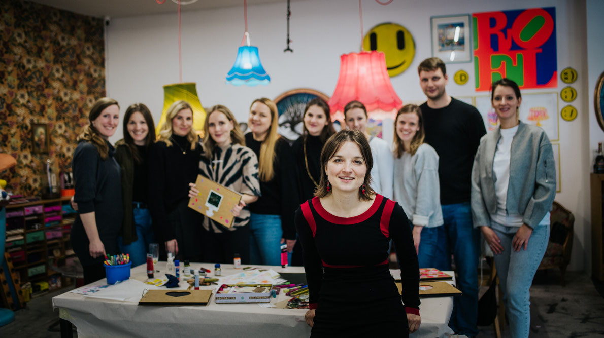 Gruppenbild mit fertigem Brautbuch, Rebecca Schella und Junggesellenabschiedsgruppe