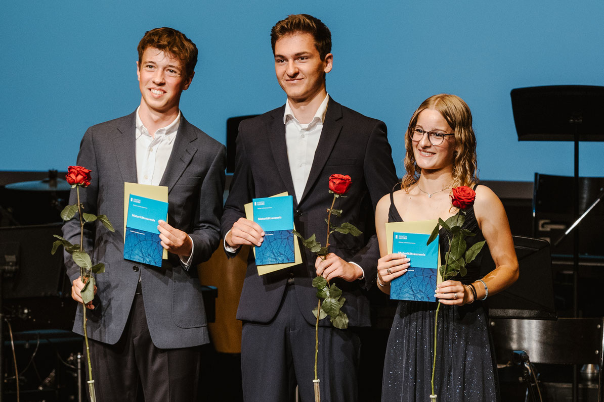Stolze Maturi und Maturae mit ihren Maturitätsausweisen. (Bild: Christina Renggli / Calissa Ineichen)