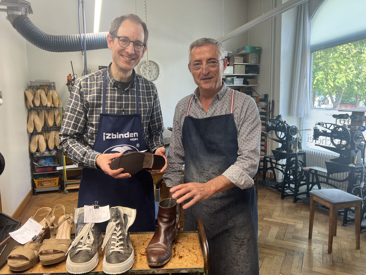 Hannes Scheuber (links) und Domenico Pileggi (rechts) stehen in den nächsten Jahren noch gemeinsam in der Schuhmacherwerkstatt. Domenico Pileggi gibt Hannes Scheuber sein Wissen weiter und wird sich dann nach und nach zurückziehen.