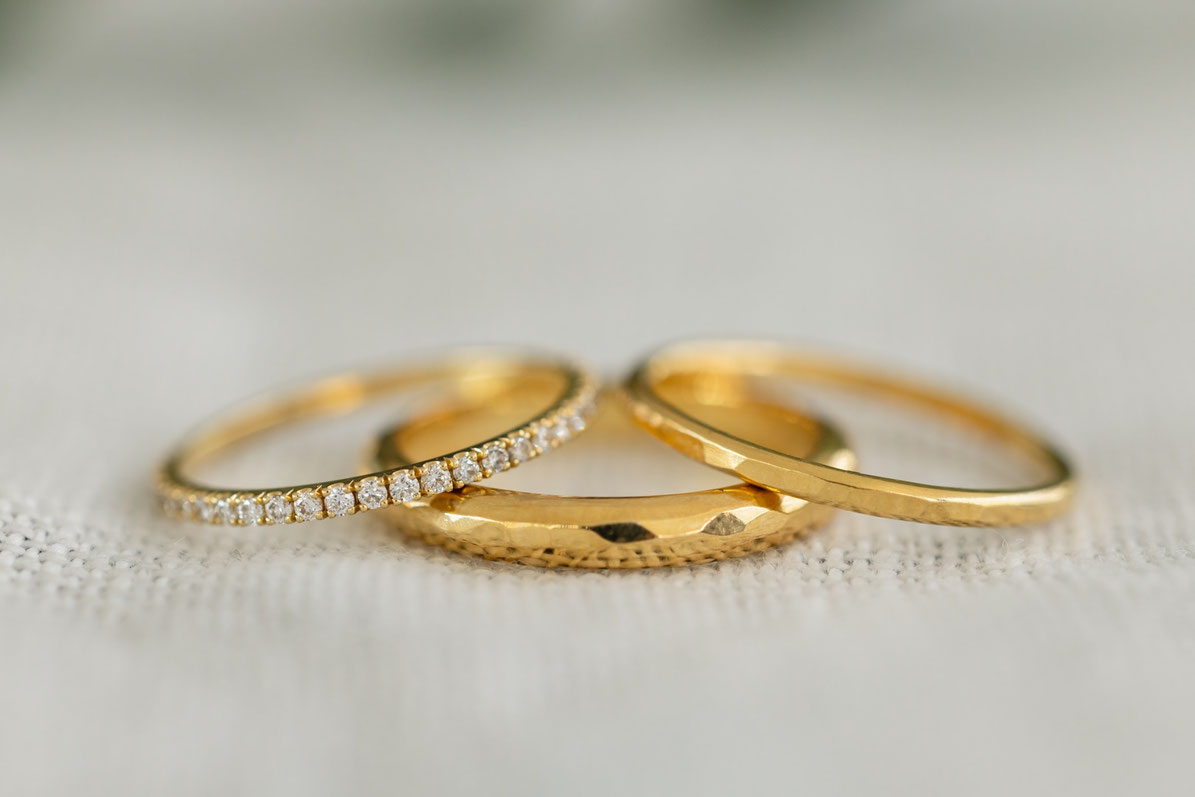 alliances en or jaune 18ct recyclé et une alliance Eternity sertie de diamants
