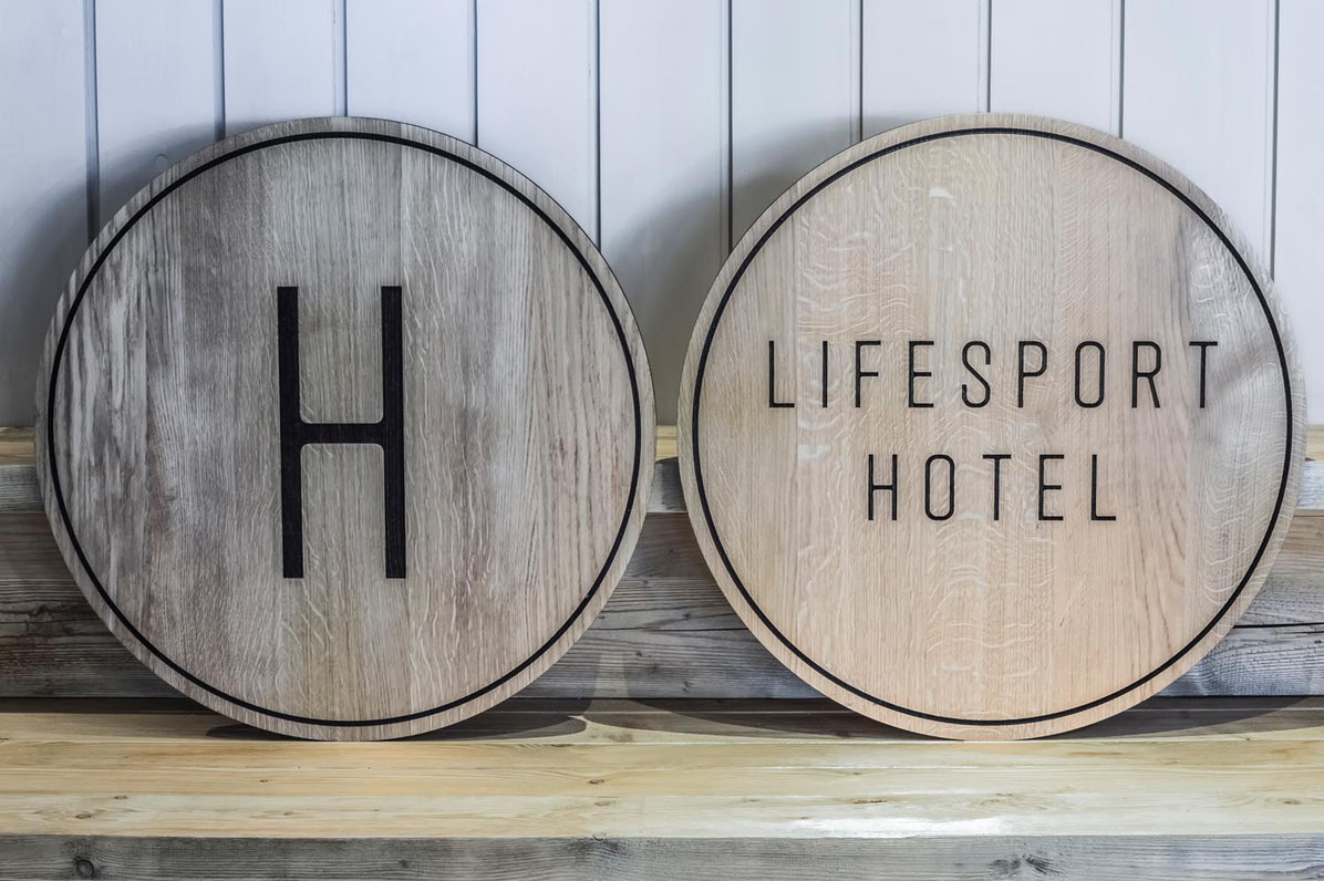 Das Holzschil "H" steht für Hechenmoos bei Aurach, wo das erste Lifesporthotel beheimatet ist.