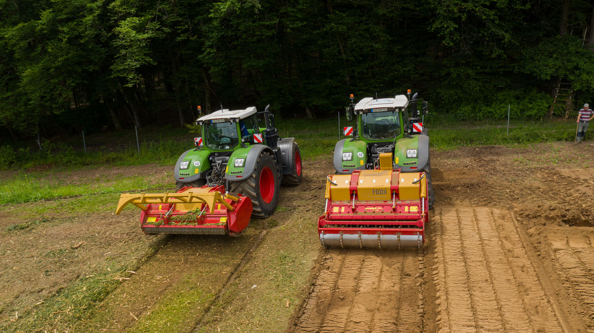 Zwei FENDT VARIO 1050 mit MAXIFORST (links) und MAXISOIL (rechts)