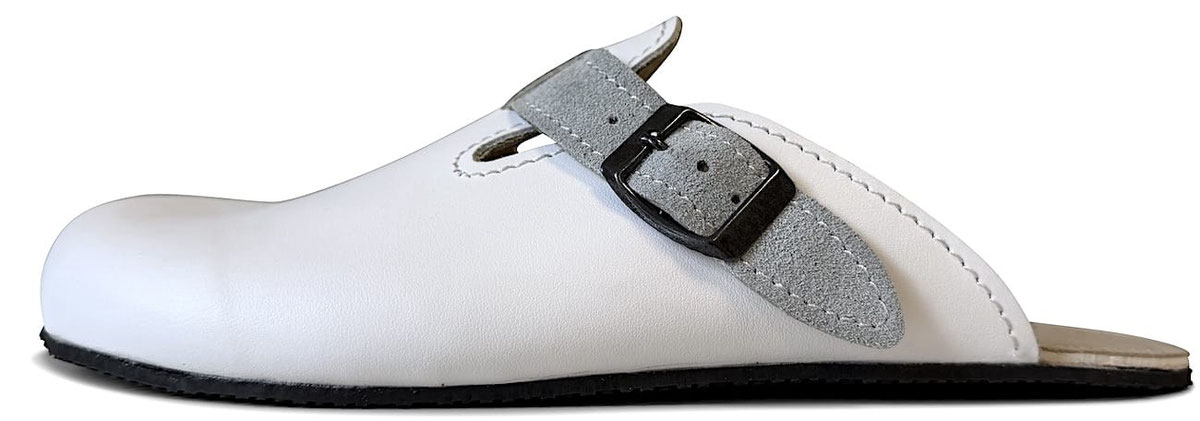 Barfuß Clog in braunem Leder mit weißen Nähten und Fersenriemen mit Druckknopf