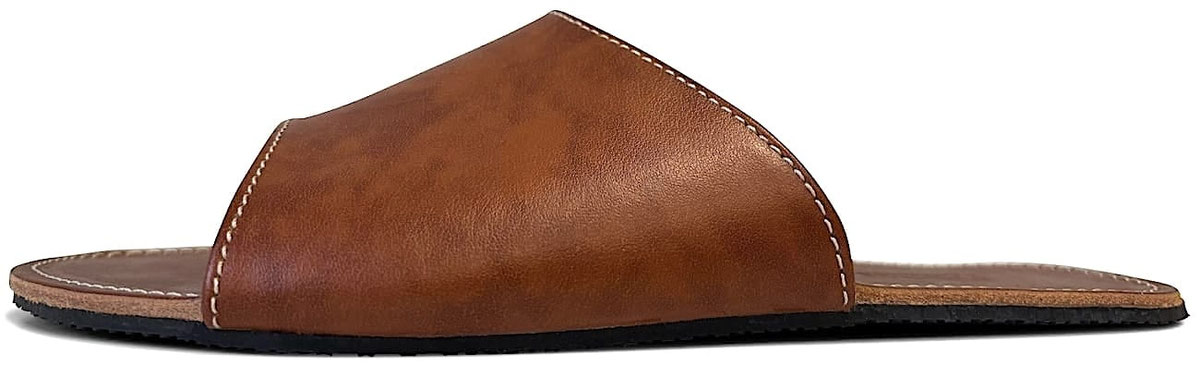 Handgefertigte Pantolette Pipe aus braunem Leder mit Nähten in Weiß. Mit eingestanzten Senmotic Logo. Laufsohle 3 mm Kautschuk in Schwarz.
