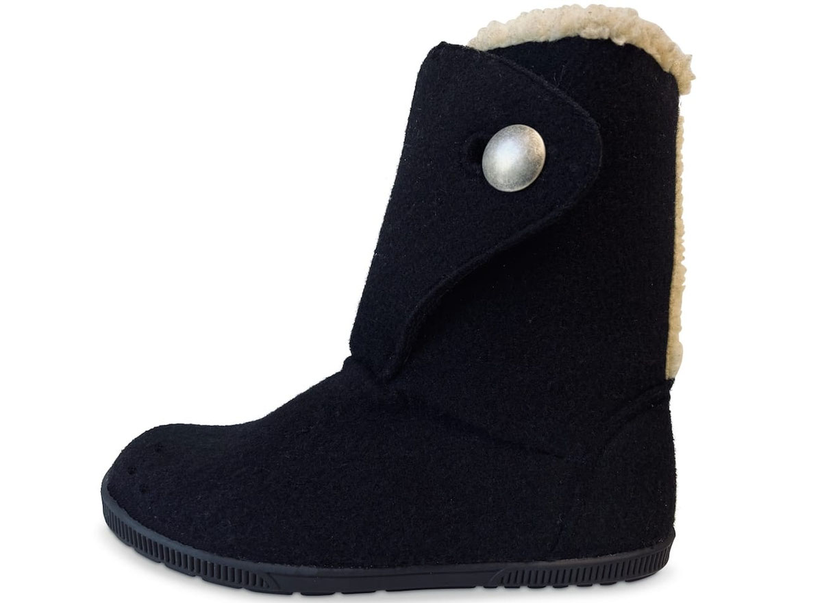 Barfußschuh als Halbschuh für den Winter aus schwarz genarbten Leder mit Nubuk mit schwarzen Nähten und grob profilierter Sohle, schwarzen Senkeln und schwarzen Lammfell