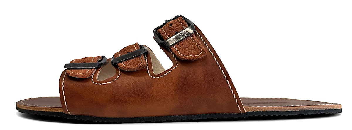 Handgefertigte Pantolette aus braunem Leder mit Nähten in Weiß. Mit eingestanzten Senmotic Logo. Drei Riemen verstellbar mit Schnallen aus Metall. Laufsohle 3 mm Kautschuk in Schwarz.