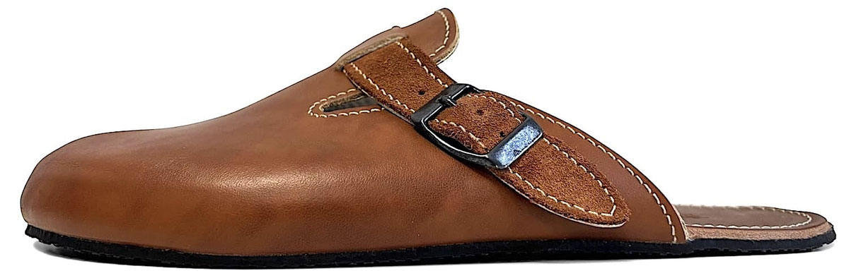 Barfuß Clog in blauem Leder mit weißen Nähten und Fersenriemen mit Druckknopf