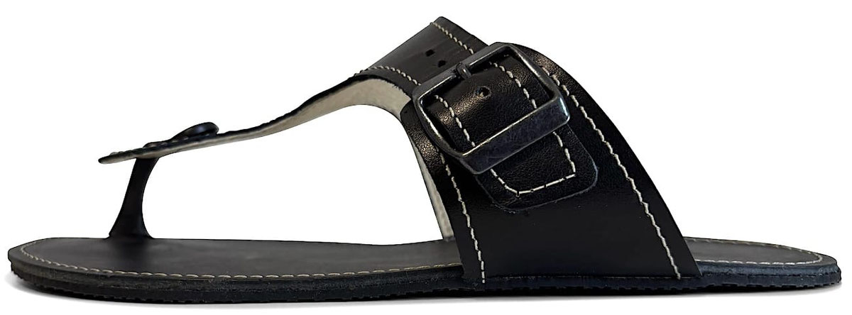 Handgefertigte Flip-Flops aus schwarzem pflanzlich gegerbten Leder mit Nähten in Weiß. Mit eingestanzten Senmotic Logo. Verstellbar mit Schnalle aus Metall. Laufsohle 3 mm Kautschuk in Schwarz.