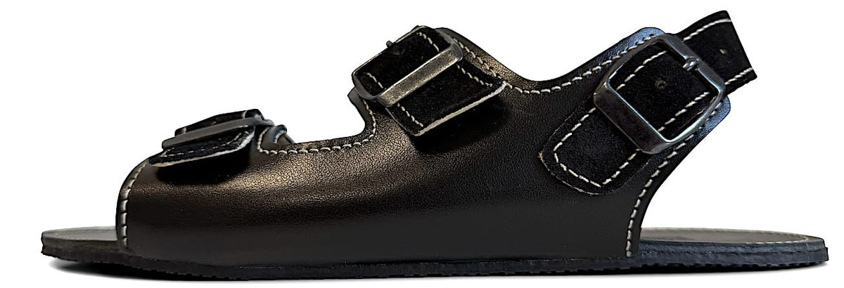 Handgefertigte Sandale Jet aus schwarzem Leder mit Nähten in Weiß. Drei Riemen verstellbar mit Schnallen aus Metall. Laufsohle 3 mm Kautschuk in Schwarz.