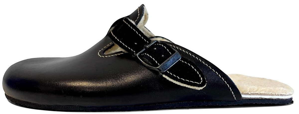 Barfuß Clog in blauem Leder mit weißen Nähten und Fersenriemen mit Druckknopf