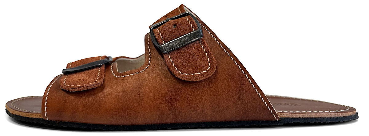 Handgefertigte Pantolette aus braunem Leder mit Nähten in Weiß. Mit eingestanzten Senmotic Logo. Zwei Riemen verstellbar mit Schnallen aus Metall. Laufsohle 3 mm Kautschuk in Schwarz.