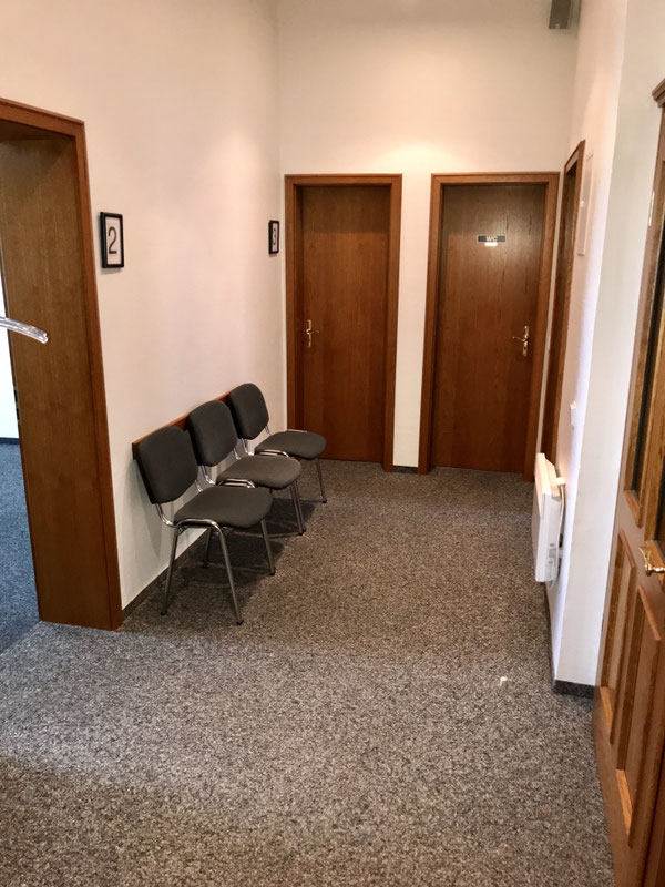 Behandlungsraum mit Therapieliege bei natürlichem Licht